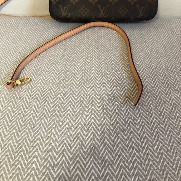 Louis Vuitton Vintage Monogram Canvas Pochette - Picture 2 of 6